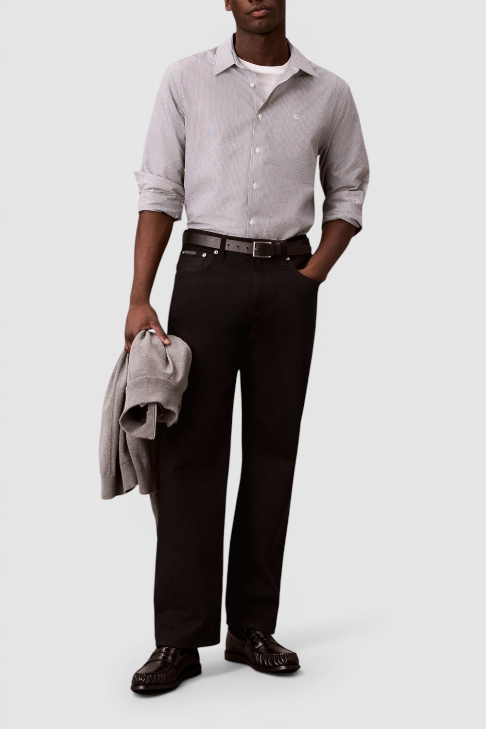 תמונת כל הלוק של חולצה מכופתרת